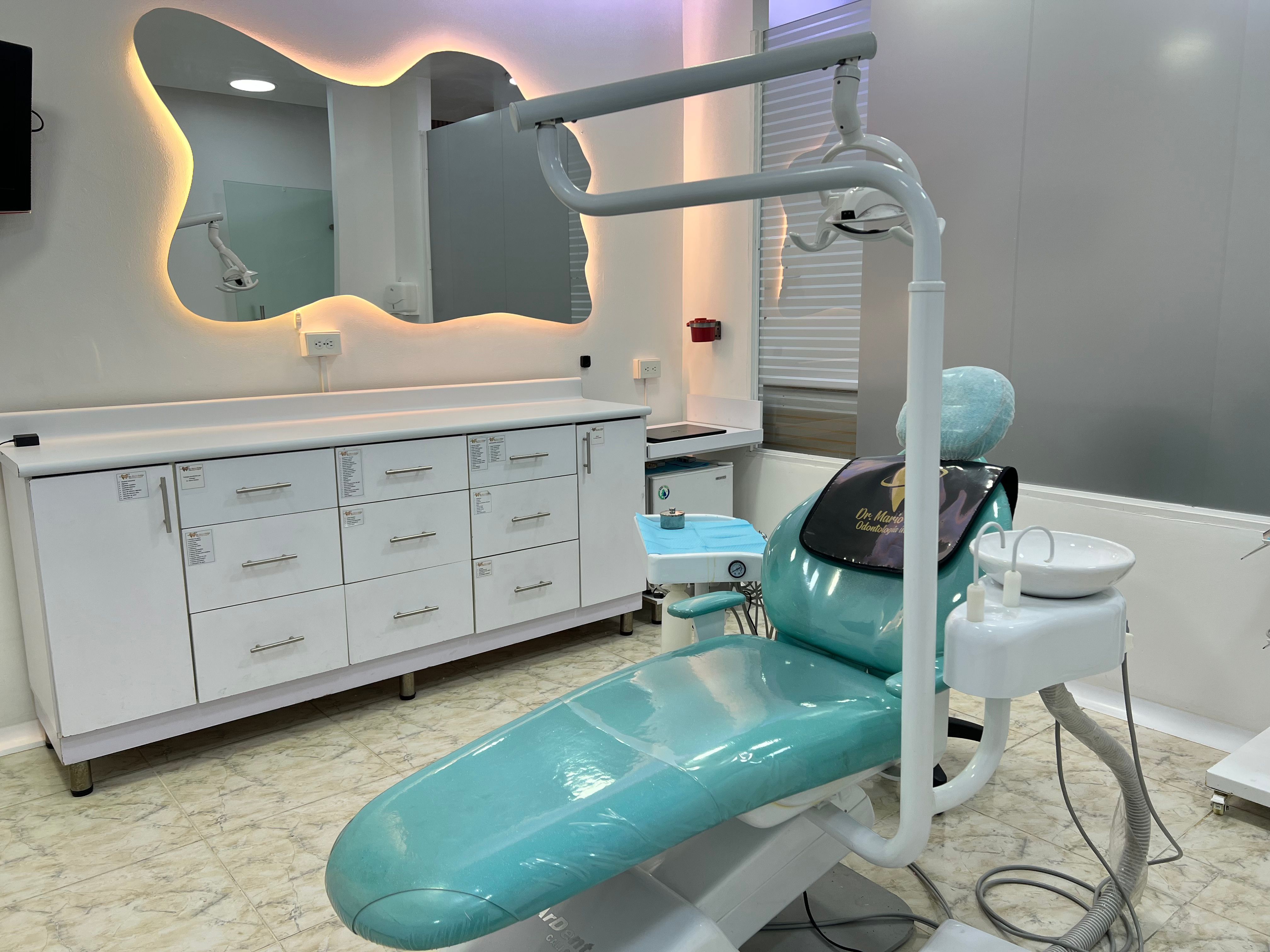 Consultorio del Dr. Molina en Cali con unidad odontológica moderna